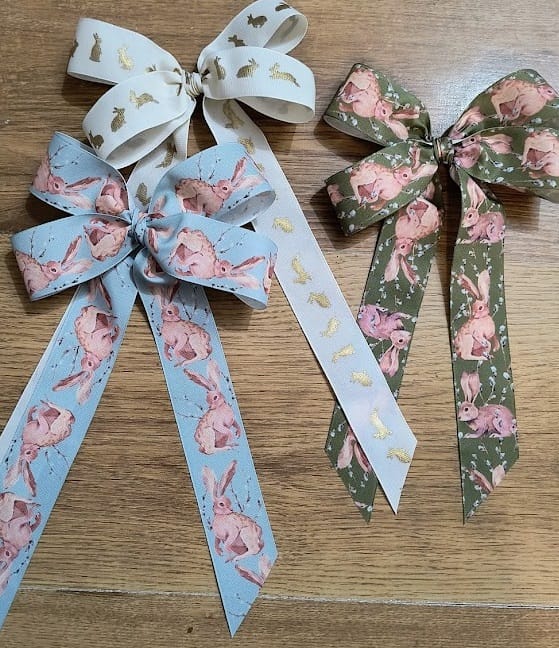 IMG_20260225_174921547_AE (1) Kokarda wielkanocna białe tkana w zajączki