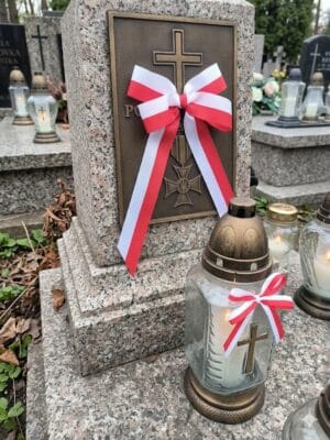 Kokarda biało-czerwona samoprzylepna 14x30cm patriotyczna